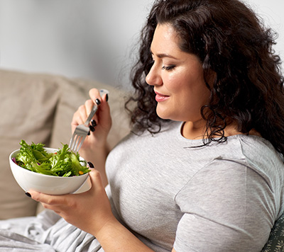 woman-eating-salad