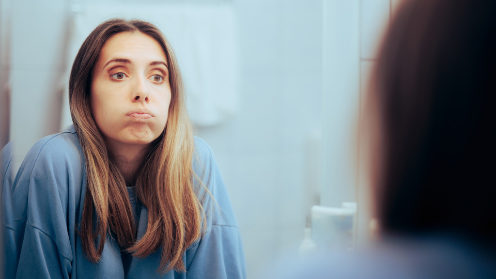 woman-looking-in-mirror